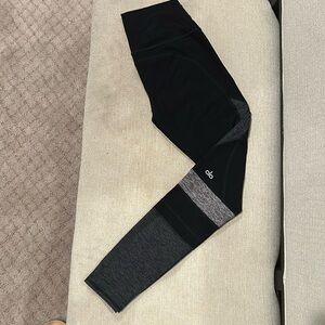 alo yoga 7/8 High-Waist Airbrush Legging. Size S.